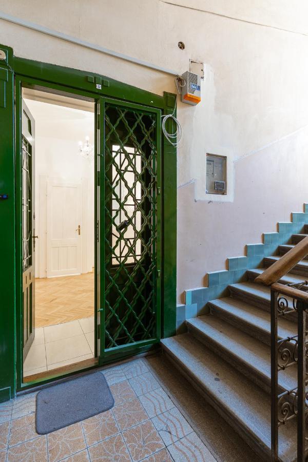 Garys Bright And Spacious Two Bedroom Flat Near Danube Budapest Exterior foto